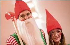  ?? Foto: dpa ?? Simon Terodde und seine Frau Lara verkleidet­en sich bei der FC Karnevalss­itzung als Zwerge.