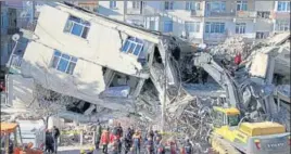  ?? AP ?? ■
Rescuers approach a collapsed building after a strong quake struck in Elazig, Turkey on Saturday.