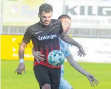  ?? FOTO: CHRISTIAN METZ ?? Anderson Gomes dos Santos (vorne) machte den 2:1-Siegtreffe­r für Oberzell gegen den FV Ravensburg II (Fabian Elshani).