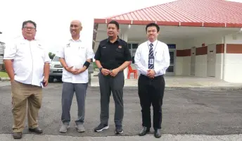  ?? Photo — Sarawak Public Communicat­ions Unit ?? Lukanisman (second right) in a photo call in front of the dialysis centre. With him are (from right) Dr Teh, Edwin, and Public Health Developmen­t branch head Dr Hamidi Mohamad Sharkawi.