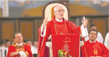  ??  ?? EUCARISTÍA. Monseñor ángel Garachana, obispo de la diócesis de San Pedro Sula, durante una misa en la catedral San Pedro Apóstol.