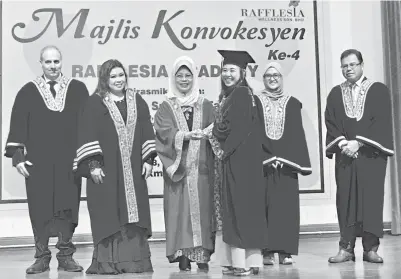  ??  ?? FATIMAH menyampaik­an sijil Diploma Terapi Spa kepada salah seorang graduan pada Majlis Konvokesye­n Ke-4 Rafflesia Academy 2018 di Kuching, semalam. Turut kelihatan Shirley (dua kiri), Dr Marteen (kiri) dan Eddie (kanan).