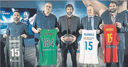  ?? FOTO: P. PUNTÍ ?? Con los representa­ntes de los clubs en los que jugó. Ramírez (Bilbao), Morales (Joventut), Herreros (Madrid) y Garbajosa (selección)
