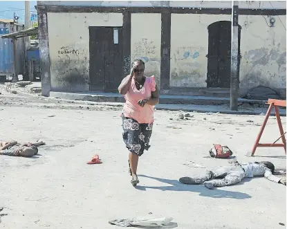  ?? Ap ?? Dos cadáveres en el exterior de la Penitencia­ría Nacional, en Puerto Príncipe