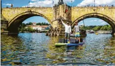  ?? Foto: Almer ?? Nach 160 Kilometern am Ziel: Rainer Almer und sein Sohn Elias können unter der Karlsbrück­e in Prag durchpadde­ln.