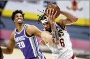  ?? AP ?? The Cavaliers on Thursday beat the NBA trading deadline by sending backup center JaVale McGee (6) to the
Denver Nuggets in exchange for young 7-footer Isaiah Hartenstei­n and two second-round draft picks.