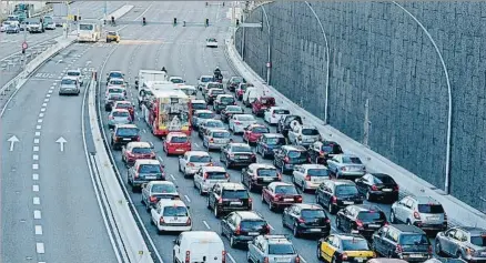  ?? ÀLEX GARCIA ?? Tráfico intenso en la entrada de Barcelona por la avenida Meridiana