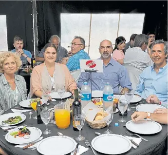  ??  ?? Almuerzo. Bartomeo, Etchevers, Negrini, Noble Herrera, Capdepont, Llevallois, entre otros.