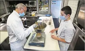  ??  ?? De nombreux apprentis ont été mis au chômage partiel à cause de la crise.