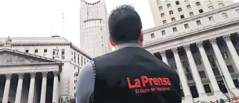  ??  ?? ENVIADO. César Panting, periodista deLA PRENSA, en las afueras de la corte que ventila caso Lobo.