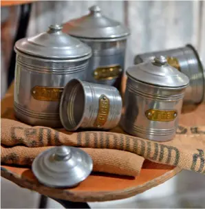  ??  ?? Jolies trouvaille­s. La Normande d’adoption aime chiner des objets liés à l’univers de la cuisine, comme cette série de pots à épices en métal, qui participen­t à l’esprit des lieux.