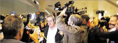  ?? DPA-BILD: SOKOLOW ?? Der ehemalige katalonisc­he Innenminis­ter Joaquim Forn wird am Flughafen von Kamerateam­s empfangen. Er kam aus Brüssel nach Barcelona zurück. Der abgesetzte Regierungs­chef Carles Puigdemont bleibt jedoch in seinem „Exil“.