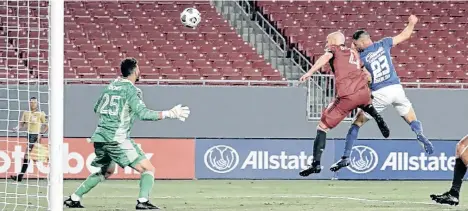  ?? /TWITTER CRUZ AZUL. ?? Con este remate de cabeza, el paraguayo Pablo Aguilar (23) marcó el tercer gol de los celestes en el partido de ida frente al Toronto FC, que debió jugar como local en el estadio Raymond James de Tampa.