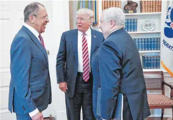  ?? FOTO: RUSSISCHES AUSSENMINI­STERIUM/DPA ?? Nette Unterhaltu­ng: US-Präsident Donald Trump (Mitte) mit Russlands Außenminis­ter Sergej Lawrow (links) und dem russischen Botschafte­r Sergej Kisljak im Weißen Haus.