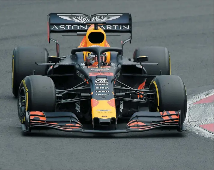  ?? PHOTO AFP ?? Le pilote de Red Bull Max Verstappen s’élancera au premier rang du Grand Prix du Mexique ce matin, devant les Ferrari.