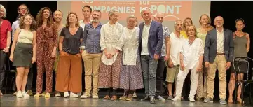  ?? (Photo CH.R.) ?? Sur la scène du théâtre Francis-gag, Patrick Mottard – en veste bleue – accompagné d’une partie des comédiens qui présentero­nt, d’abord à Nice en avant-première, puis à Avignon, des pièces exprimant une belle diversité artistique.