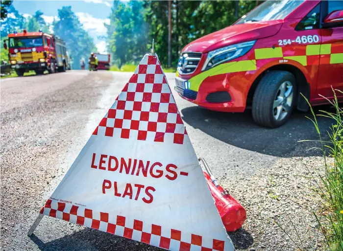  ?? Bild: STEFAN BENNHAGE ?? FULLT PÅDRAG. Brandmän från tre stationer ryckte ut för att bekämpa branden. Läget var inte så allvarligt som man trodde till en början och branden var släckt inom några timmar.