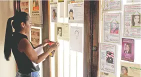  ??  ?? Karla está al frente de la búsqueda de su hermana y su sobrina. En diferentes lugares ha colocado carteles para localizarl­a, abrió una página de Facebook y ha organizado marchas.