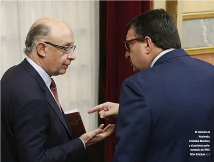  ?? EFE ?? El ministro deHacienda, Cristóbal Montoro, y el portavoz parlamenta­rio del PNV, Aitor Esteban.