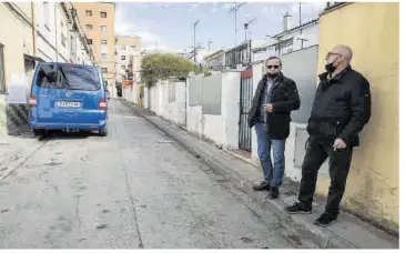  ??  ?? Juanjo Muñoz i Josep Ferrer, dos veïns afectats pels talls, als carrers del Culubret.