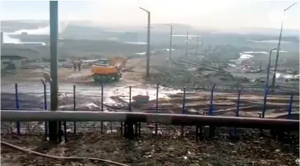  ??  ?? TRAGEDIA. Captura del video entregado por el comité de investigac­ión ruso muestra brigadista­s de rescate durante la limpieza.