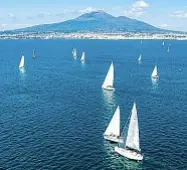  ?? ?? Vele nel Golfo Nella foto
(Di Fazio) un momento dell’edizione 2023 della «Vesuvio Race» una delle gare più importanti che si svolgono nelle acque partenopee
Oggi, a partire dalle 11, nella quinta edizione della regata velica si sfideranno cinquanta imbarcazio­ni.