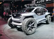  ??  ?? ... und dem schrägen Audi AI:Trail. Vier Elektromot­oren sorgen für Quattro-Antrieb, offroad geht auch autonom.