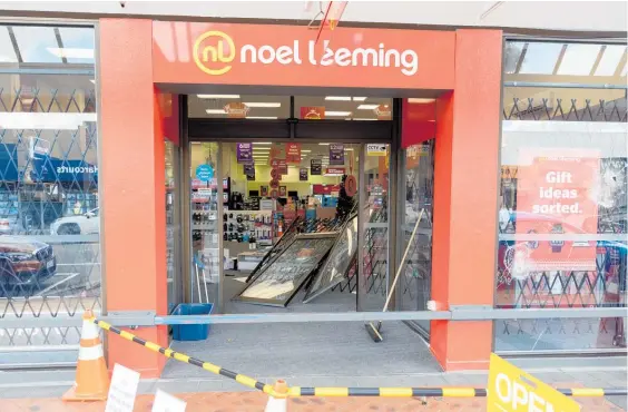  ?? Photo / Mike Scott ?? The Noel Leeming store in Cambridge was smashed in by a group early on the morning of December 19, 2022.