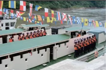  ??  ?? Chinese law enforcers participat­e in a China-laos-myanmar-thailand joint patrol on the Mekong River in November 2018