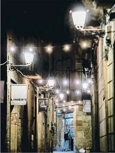  ?? ÀLEX GARCIA/ARCHIVO ?? La calle de los Lledó,en el Gòtic, con las luces suplementa­rias instaladas por comerciant­es y vecinos