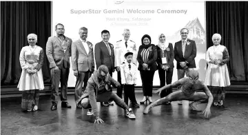  ??  ?? Tourism, Arts and Culture Ministry deputy sec-gen Datuk Haslina Abdul Hamid (fourth right) with Genting Cruise Lines Internatio­nal Sales vice-president Michael Goh (fourth left) and SuperStar Gemini captain Christian Westergren (fifth left) at the welcoming event of Superstar Gemini held recently. - Bernama photo