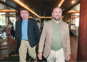  ?? EFE/MARCIAL GUILLÉN ?? Los negociador­es de Vox en la Región, Luis Gestoso (dcha) y Pascual Salvador, el lunes tras la reunión con PP y Cs en el Hotel Nelva de Murcia