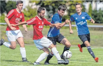  ?? FOTO: BERND MÜLLER ?? Der SC 04 Tuttlingen (blau), hier Valerij Bogdanov (am Ball) und Carlos Hehl (rechts) beim 3:0-Auftaktsie­g bei der SG Böhringen/Dietingen, hofft am Sonntag gegen den SV Seedorf auf einen Heimsieg.