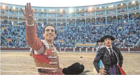  ?? ?? Ginés Marín da feliz la vuelta al ruedo tras cortar una oreja al último toro de la corrida mixta // EFE