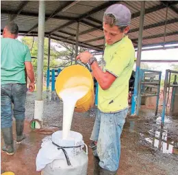  ?? ?? REUNIÓN. Diferentes asociacion­es de ganaderos del país se reunieron de emergencia en La Ceiba para reclamar el aumento luego protestaro­n frente a una procesador­a de leche.