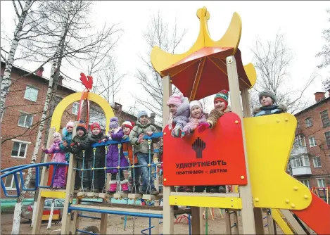  ?? PROVIDED TO CHINA DAILY ?? Children on a slide financed by Udmurtia Petroleum Corporatio­n of Russia.