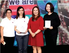  ??  ?? Park Inn by Radisson Davao General manager Emelyn Rosales with the top Corporate Awardees for 2017