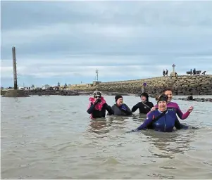  ?? | PHOTO : AUDREY BITEAU ?? Audrey Biteau, accompagné­e d’amies, a traversé les 4,5 km qui composent le passage du Gois en longe côte..