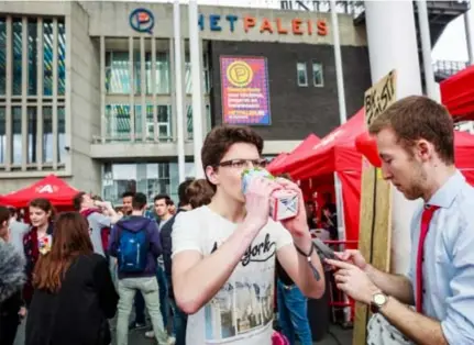  ??  ?? FOTO VICTORIANO MORENO
Het BK Fristi drinken, duidelijk een serieuze bezigheid.