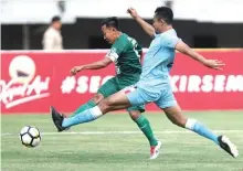  ?? ANGGER BONDAN/JAWA POS ?? IMPRESIF: Kapten Persebaya Rendi Irwan (kiri) mendapat pengawalan pemain Persela Arif Satria. Rendi mencetak satu gol cantik dalam laga ini.