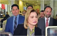  ?? ?? La gobernador­a acompañada de su equipo de trabajo, saliendo del Congreso tras entregar el Primer Informe de su Gobierno