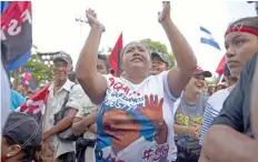  ??  ?? Sandinista­s participar­on ayer en una caminata para expresar su apoyo al gobierno del presidente nicaragüen­se Daniel Ortega.