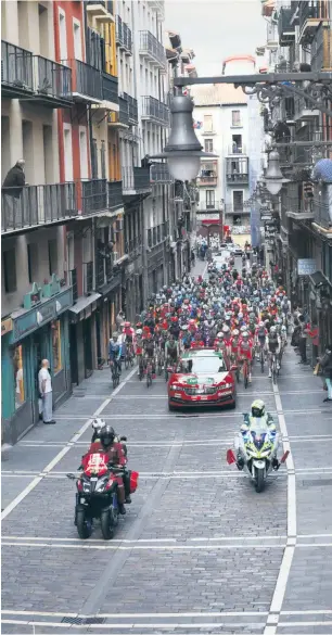  ?? Foto: imago images/Kiko Huesca ?? Das Fahrerfeld auf der zweiten Etappe der Vuelta 2020