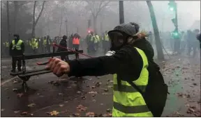  ??  ?? Paris, samedi, 3e journée nationale de la mobilisati­on des « gilets jaunes ».