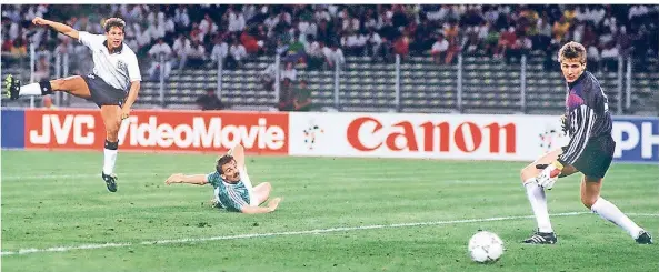  ?? FOTO: IMAGO ?? Das bisher letzte Tor für England in einem WM-Halbfinale: 1990 erzielt Gary Lineker das 1:1. Die deutschen Spieler Jürgen Kohler und Bodo Illgner sind machtlos.