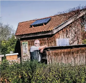  ??  ?? Mattes Wallenfang lehnt an einem Bienenstoc­k. Er kümmert sich im Ökotop um die Tiere.