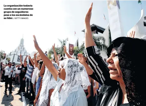  ?? / GETTY IMAGES ?? La organizaci­ón todavía cuenta con un numeroso grupo de seguidores pese a los escándalos de su líder.