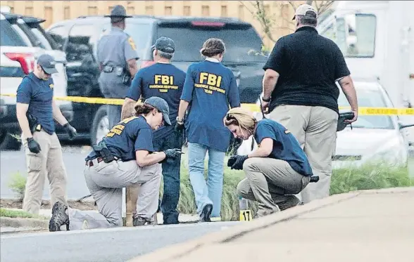  ?? MICHAEL REYNOLDS / EFE ?? Pesquisas. Agentes del FBI (arriba) buscan pruebas en el lugar de los hechos
Víctima. En el tiroteo fue herido de gravedad el congresist­a Steve Scalise