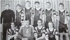  ??  ?? Bezirksmei­ster 2003 wurde die Handball A Jugend des TV Lauingen: (hinten, von links) Trainer Peter Koch, Tobias Schubert, Lukas Konkert, Daniel Stark, Stefan Gan denheimer und Thomas Gusbert; (vorne, von links) Hannes Schön, Adi Konkel, Eric Mair und...