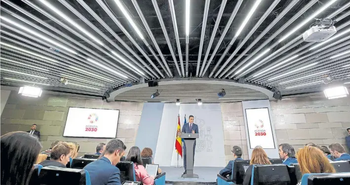  ?? EFE ?? Anuncio. El presidente español, Pablo Sánchez, ayer en la Moncloa, al informar la fecha de los comicios adelantado­s. Sus aliados catalanes le quitaron apoyo a su administra­ción.